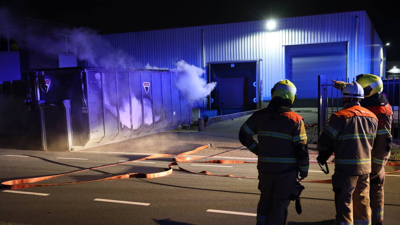 De brandweer had de containerbrand in Veghel snel onder controle (foto: Sander van Gils/SQ Vision).