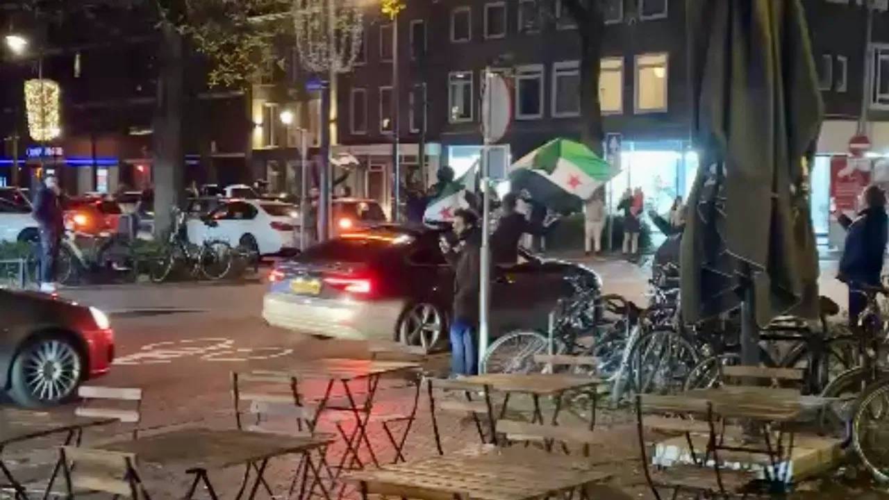 Toeterende auto's op de Kruisstraat in Eindhoven na de val van het Assad-regime in Syrië (foto: Oscar van den Nieuwenhof/Studio 040).
