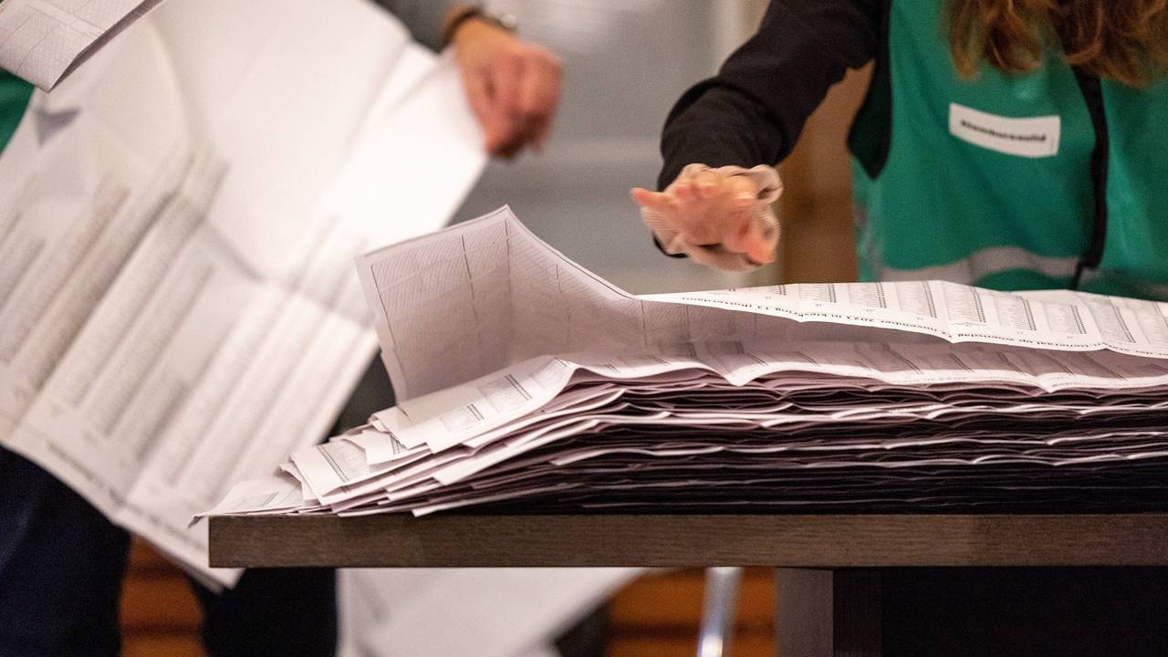 Stembureauleden tellen de stemmen die door de kiesgerechtigden zijn ingevuld op de stembiljetten (Foto: ANP)