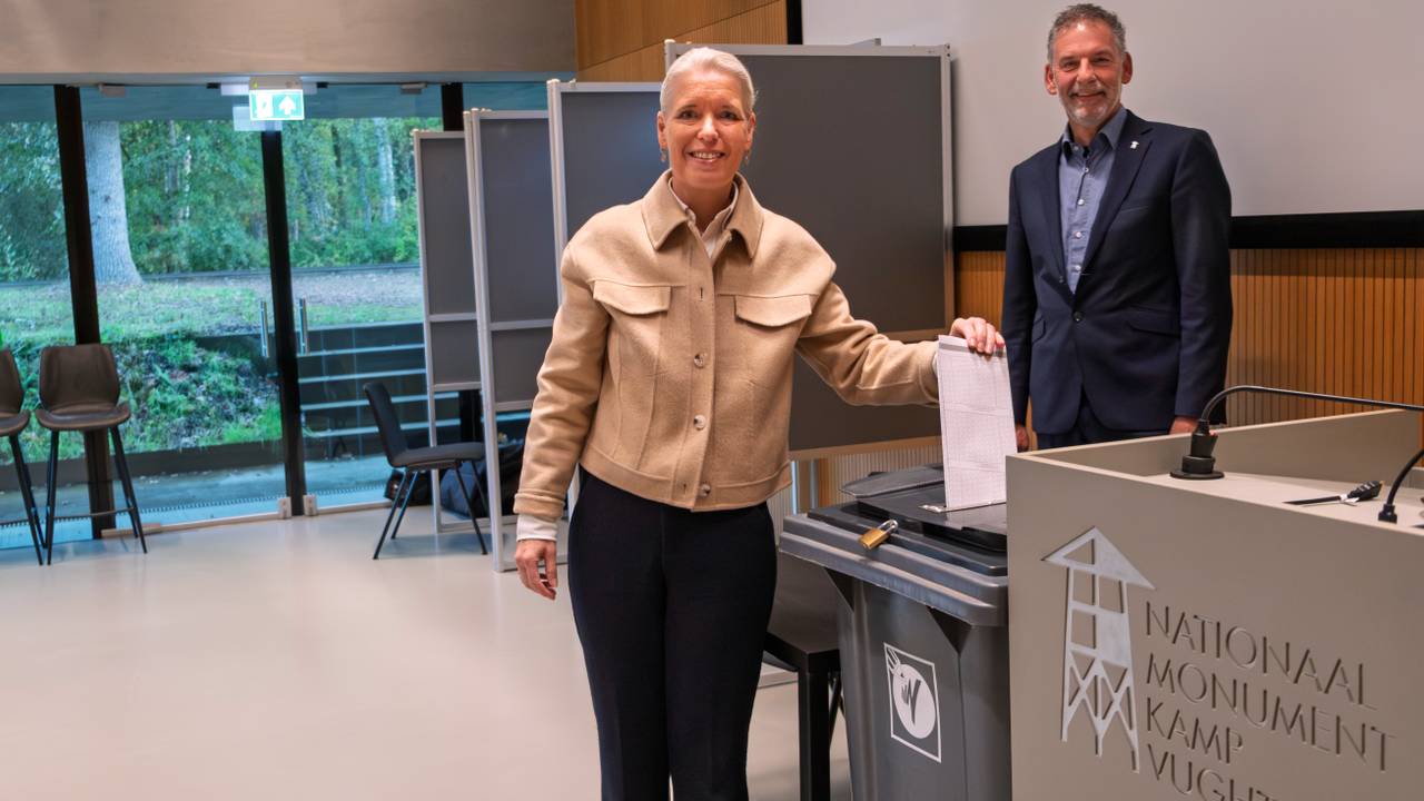De burgemeester stemde vanochtend bij Nationaal Monument Kamp Vught (foto: Jan van de Ven).