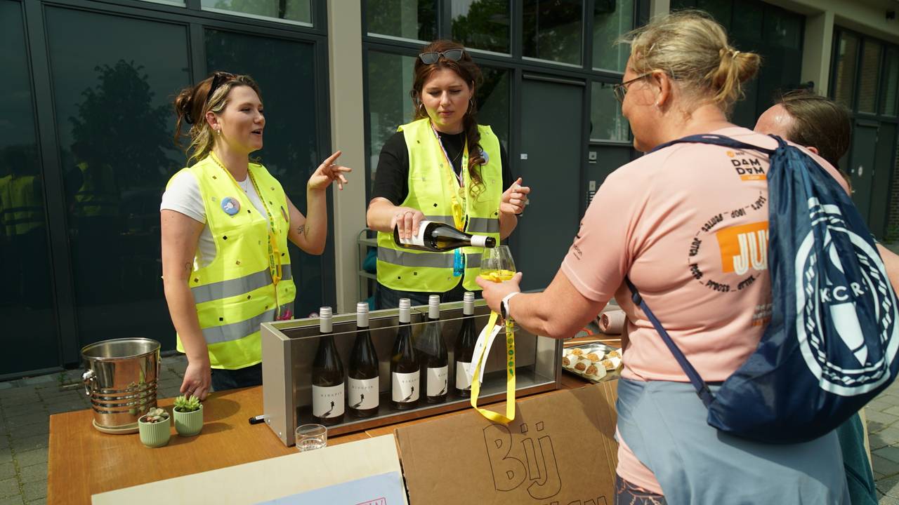 Bij elke post werd een wijntje ingeschonken (foto: Omroep Brabant).