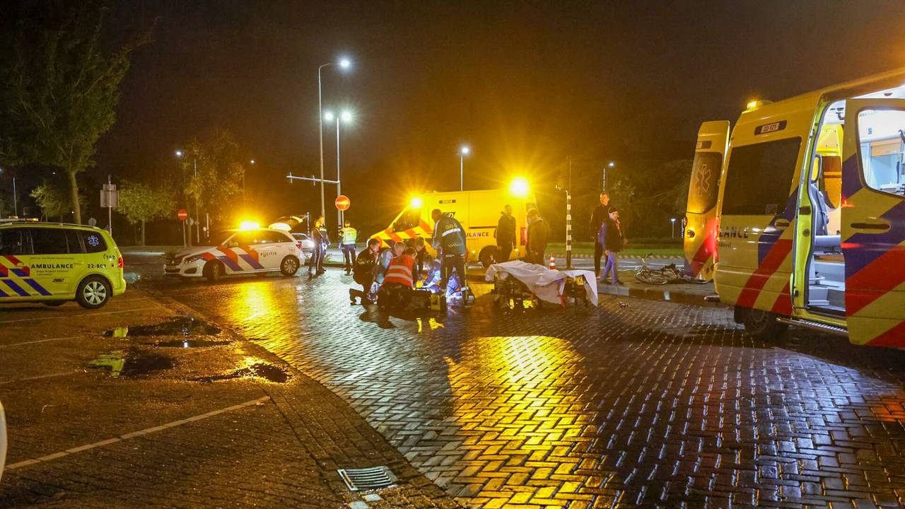 Het slachtoffer is met spoed in een ambulance naar een ziekenhuis in Tilburg gebracht (foto: Dave Hendriks/SQ Vision).