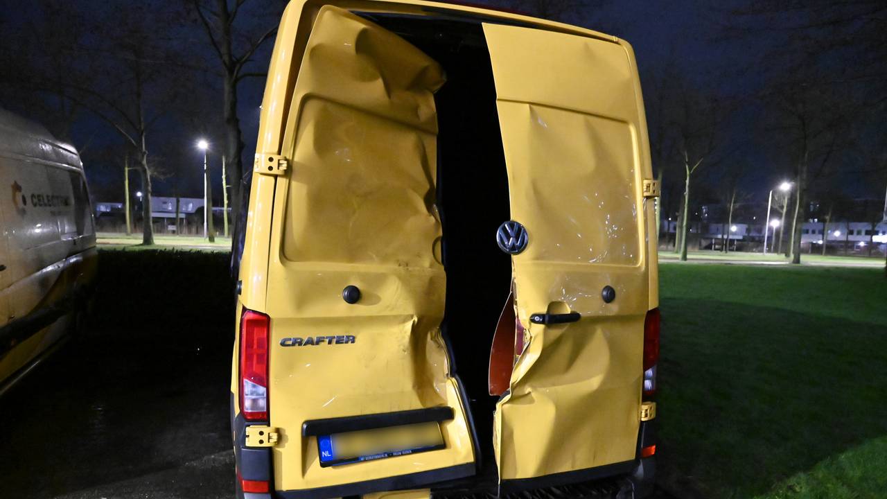 De bestelbus was geparkeerd aan de Brusselstraat in Breda (foto: Perry Roovers/SQ Vision).