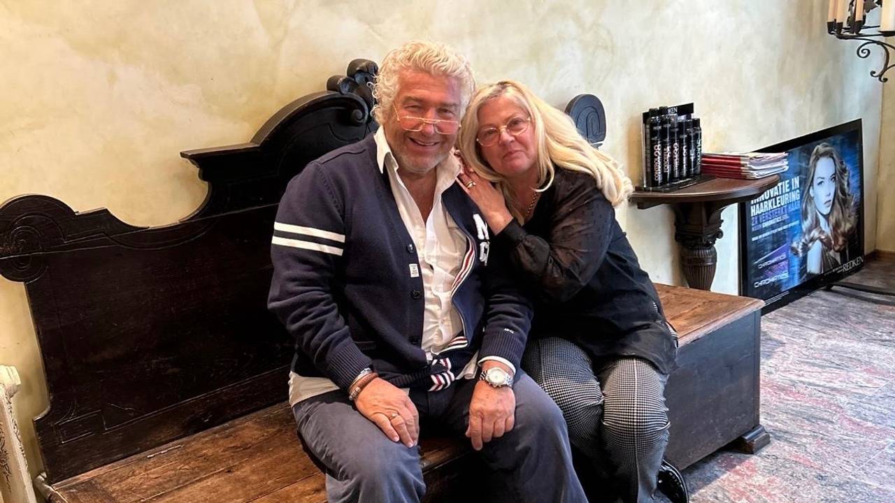Gerben (65) en Greet (64) in hun kapperszaak (foto: privé).