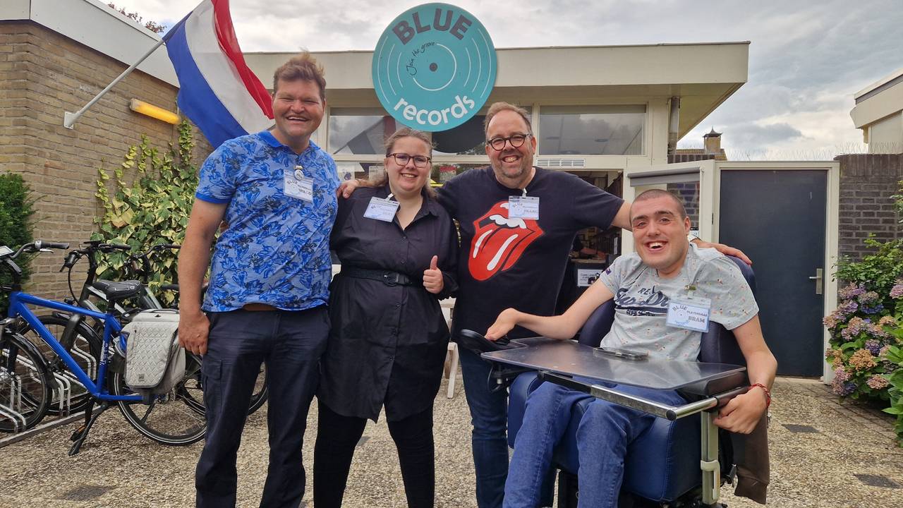 Eigenaar Frank Mulders (tweede van rechts) samen met zijn platenbazen voor de winkel (foto: Tom Berkers).