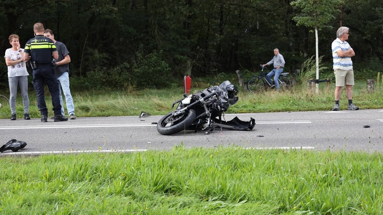 Motorrijder ernstig gewond door botsing in Mill.