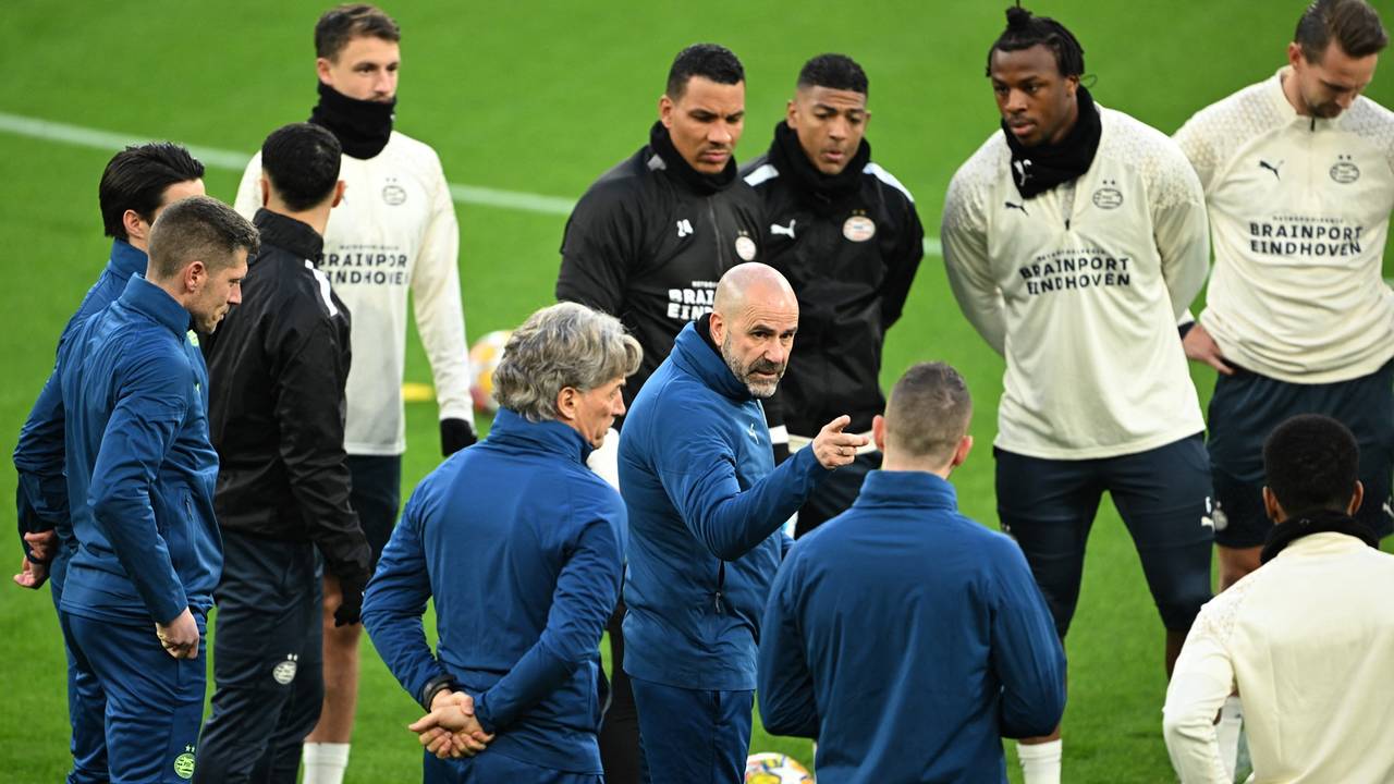 Peter Bosz geeft aanwijzigingen op de training (foto: ANP/Maurice van Steen).