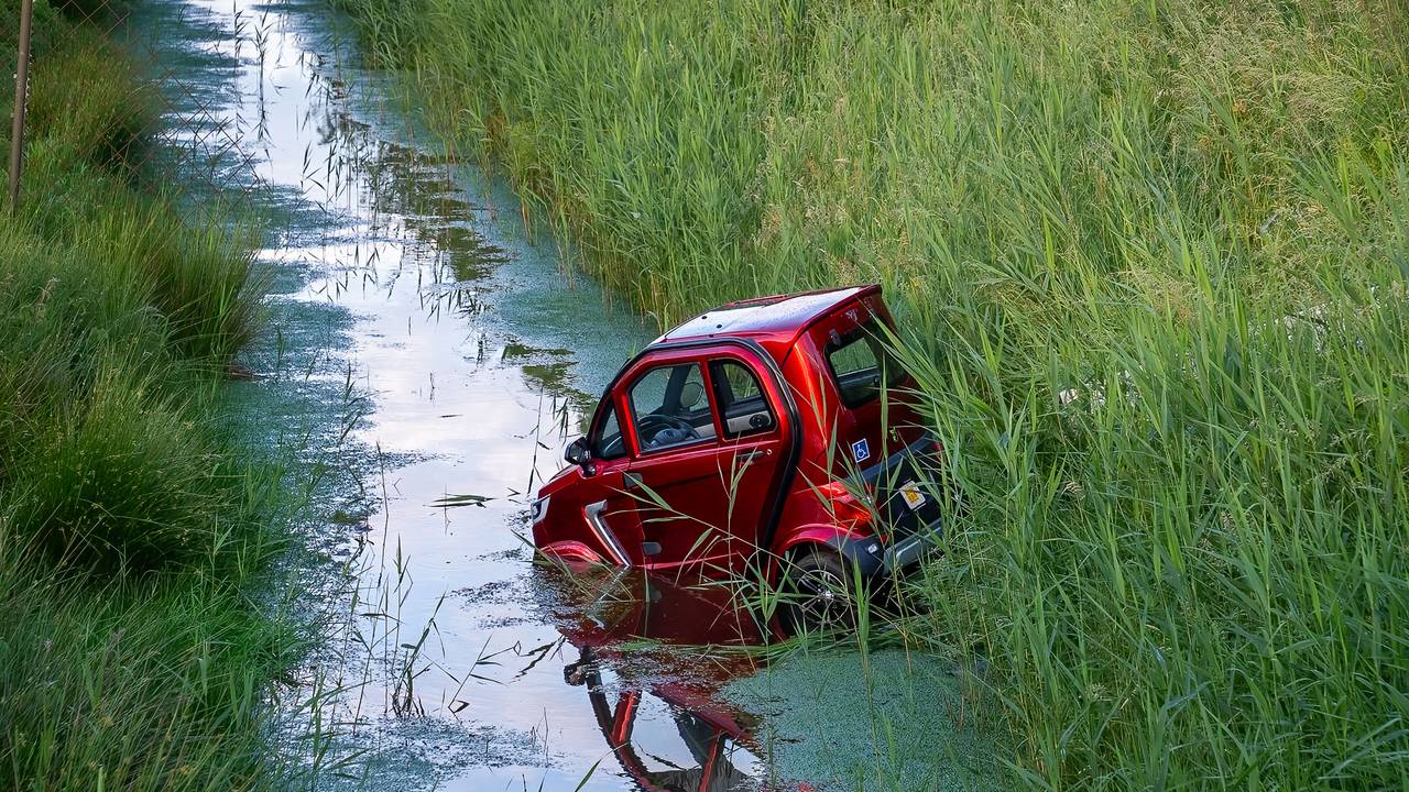 De brommobiel die in Sprang-Capelle in een sloot reed (foto: Iwan van Dun/SQ Vision).