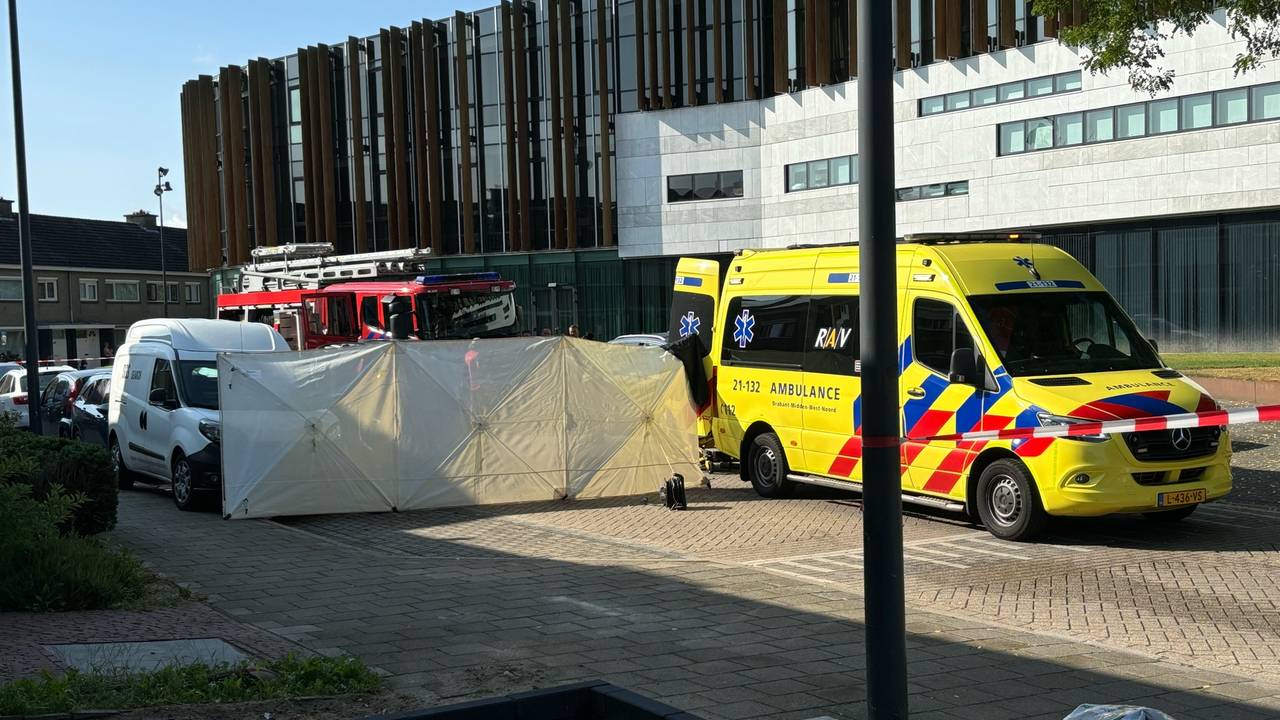 Man dood door ongeluk, auto raakte geparkeerde autos en sloeg om.