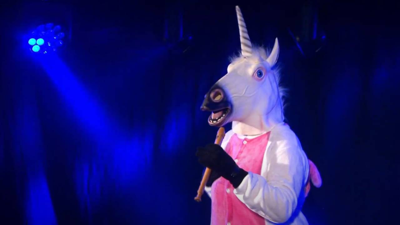 De plaatselijke kapper deed in een online editie als eenhoorn mee (foto: VV Almkerk)