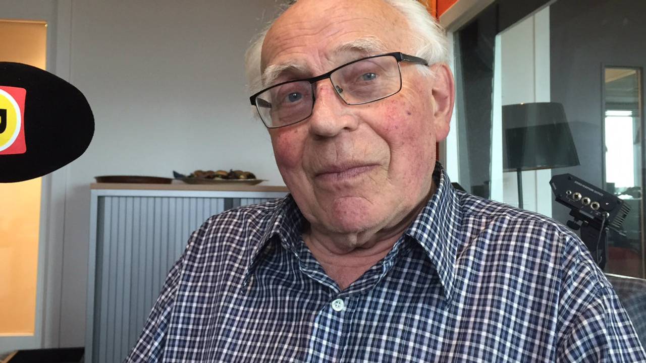 Pater Poels te gast bij Omroep Brabant (archieffoto)