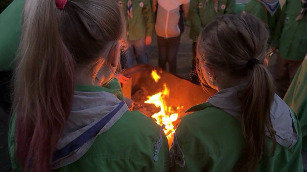 De jonge scouts leren hoe ze een vuurtje moeten maken en roosteren marshmallows (foto: Pieter Soethout)
