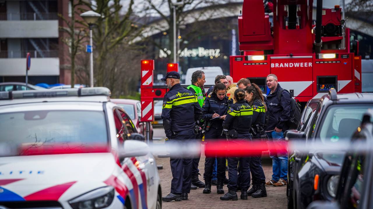 Onderzoek na de vondst van de dode aan de Otto Veniusweg in Eindhoven (foto: SQ Vision).