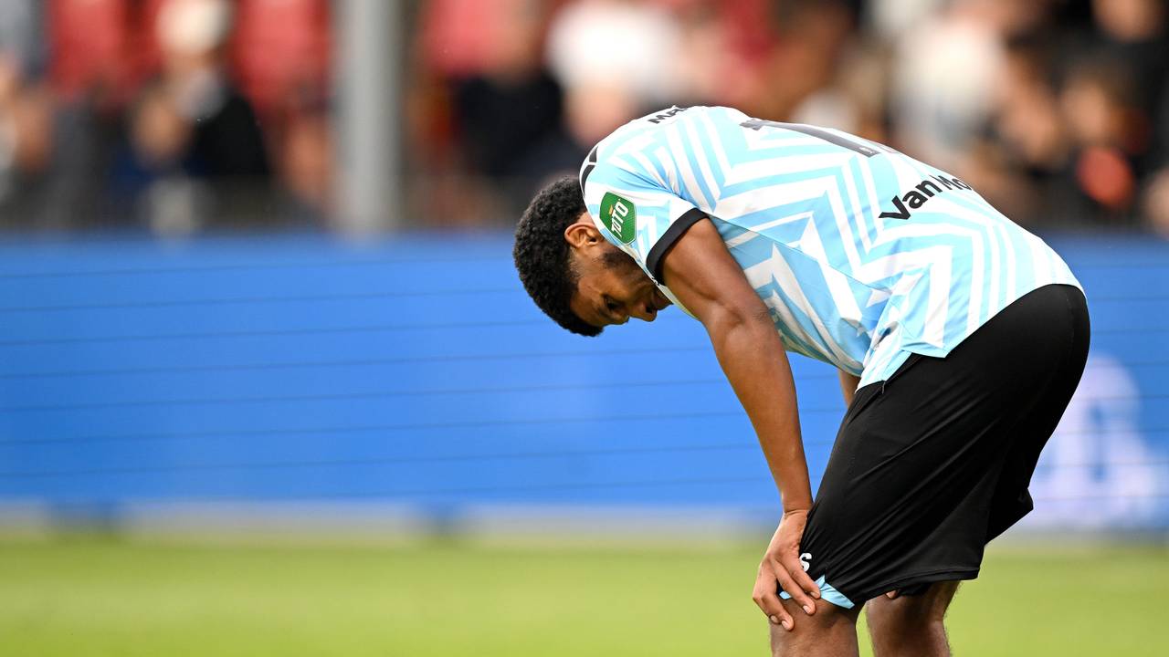 Roshon van Eijma baalt van de Nederlaag tegen Go Ahead Eagles (foto: ANP)