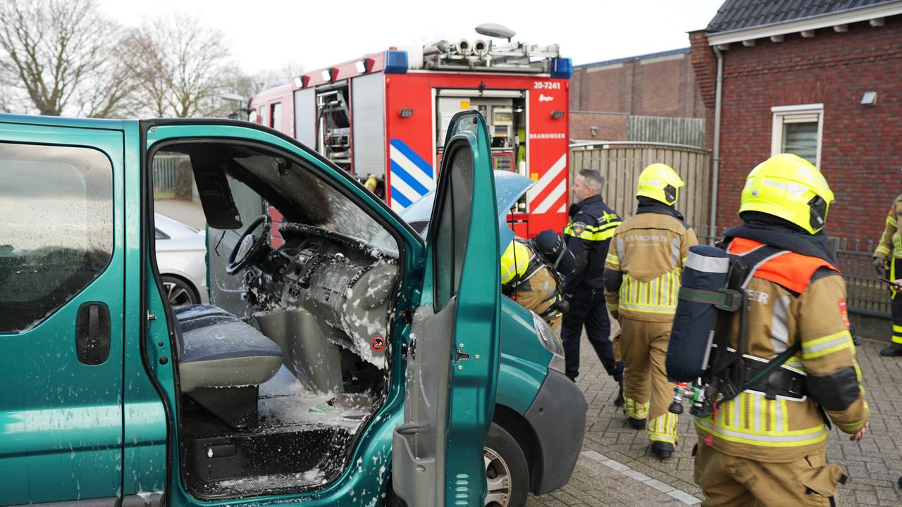 Busje uitgebrand (foto: Erik Haverhals/SQ Vision).