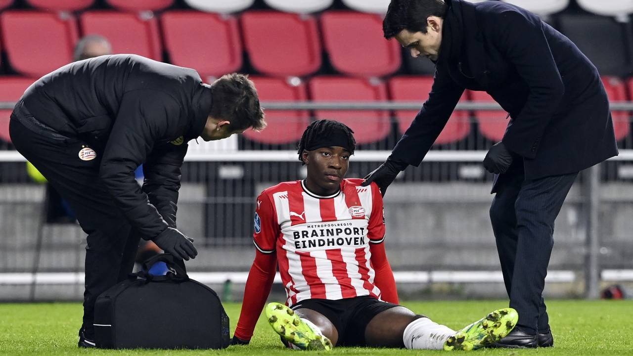 Noni Madueke zit geblesseerd op het veld (foto: ANP).