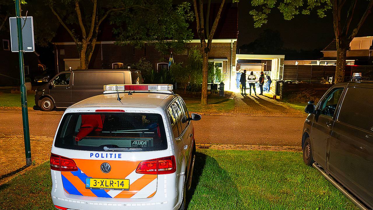 De politie bij het huis in Haren waar de explosie plaatsvond (foto: Gabor Heeres/SQ Vision).