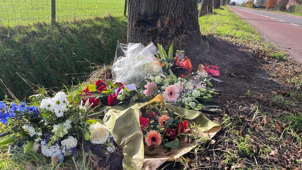 Bloemen aan de Schriekenweg in Rijsbergenwaar een 22-jarige man overleed door een auto-ongeluk (foto: Floortje Steigenga).