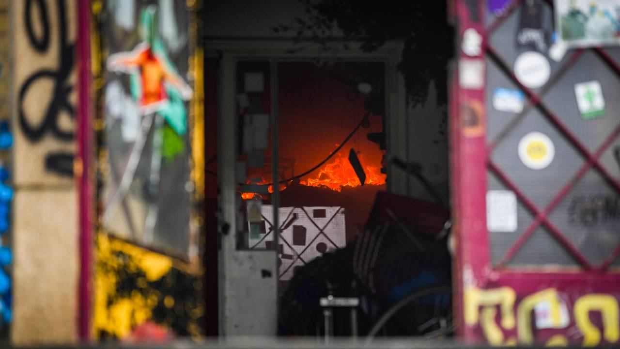 Nog steeds vuur te zien in het gebouw (Foto: SQ Vision).