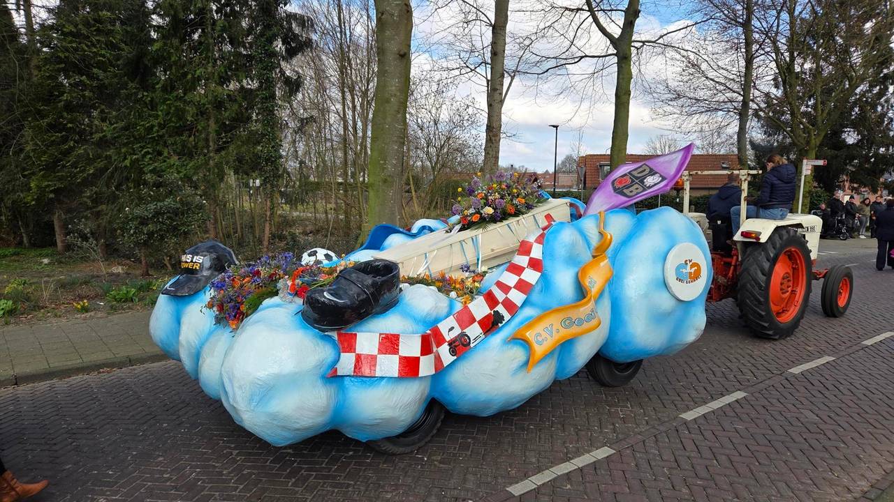 Thijs krijgt laatste eer met carnavalswagen na tragisch ongeval.