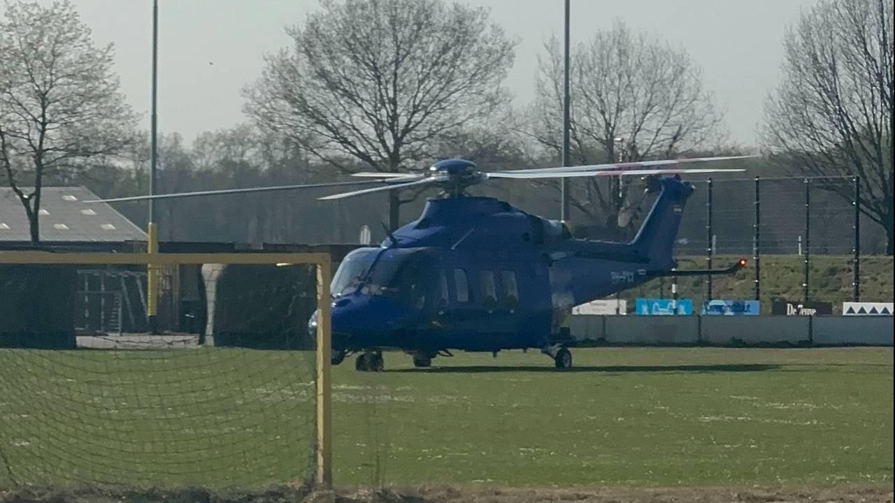 Een politiehelikopter is geland bij FC Drunen (foto: Eline Opperman).
