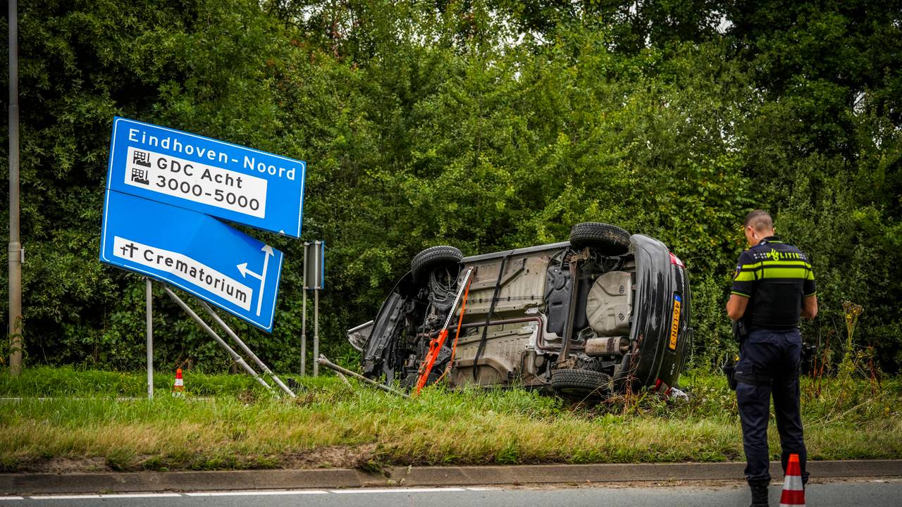 Auto over de kop: reizigers moeten naar vliegveld lopen
