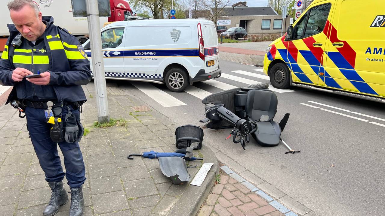 Man op scootmobiel aangereden (foto: Perry Roovers/SQ Vision).