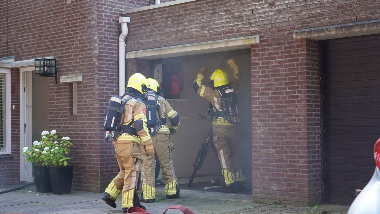 De brandweer ventileerde de garage en het huis aan het Rosariopark in Dongen (foto: Jeroen Stuve/SQ Vision).