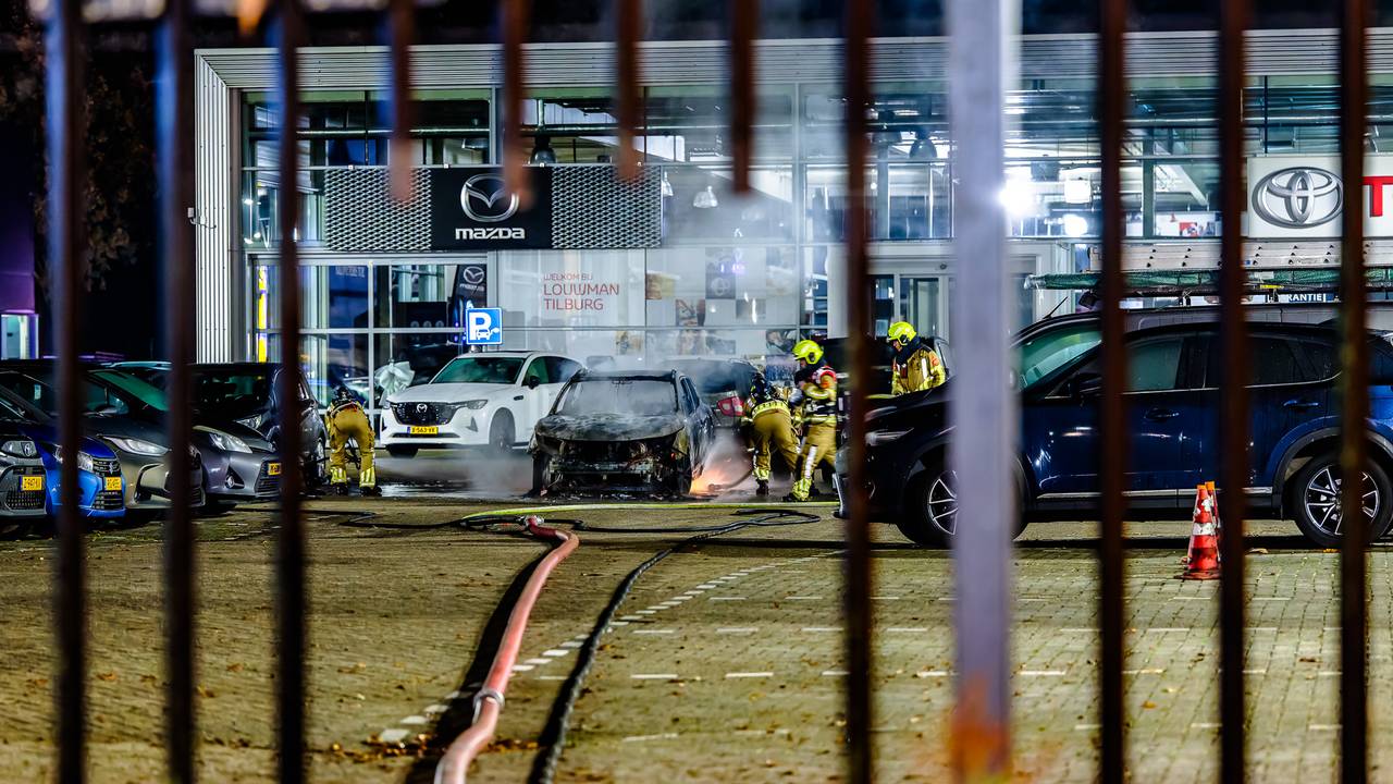 De brandweer moest het hek voor het terrein openslijpen om bij de brandende auto te komen (foto: Jack Brekelmans/SQ Vision). 