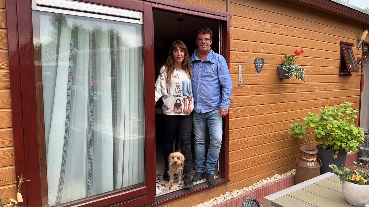 Deborah en Berry bij hun chalet op het vakantiepark in Molenschot (foto: Tom van den Oetelaar).