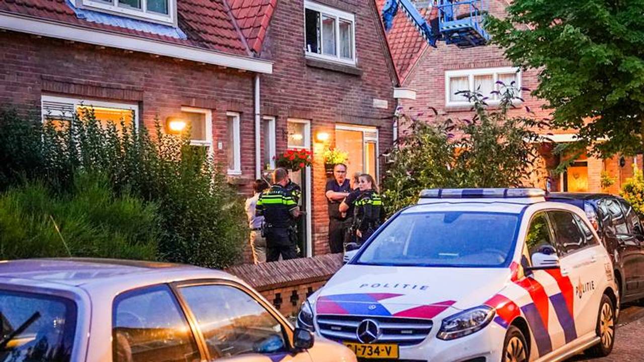 De politie bij het huis aan de Sparrenstraat in Eindhoven (foto: Sem van Rijssel/SQ Vision).