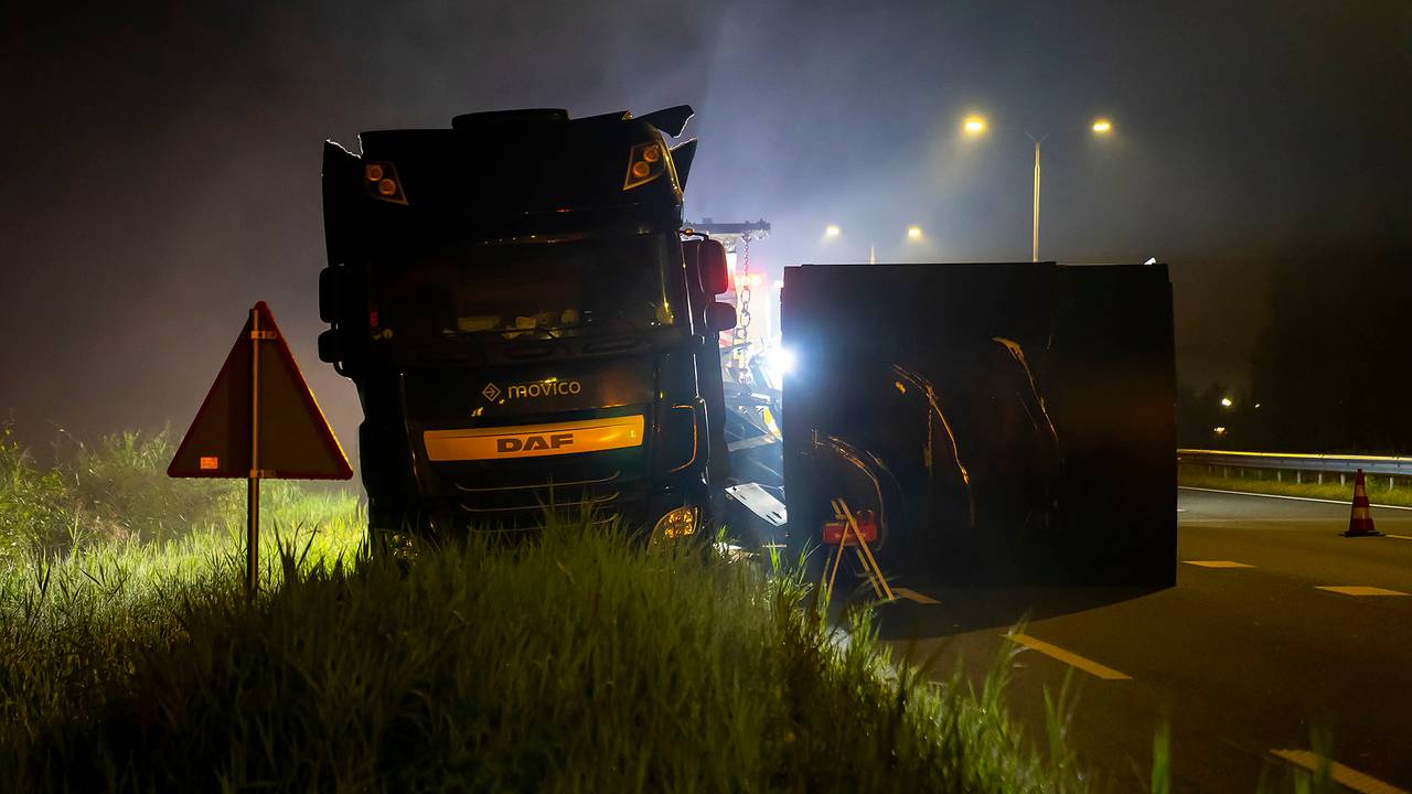 Hoe de container van de vrachtwagen kon vallen, wordt onderzocht (foto: Gabor Heeres/SQ Vision).