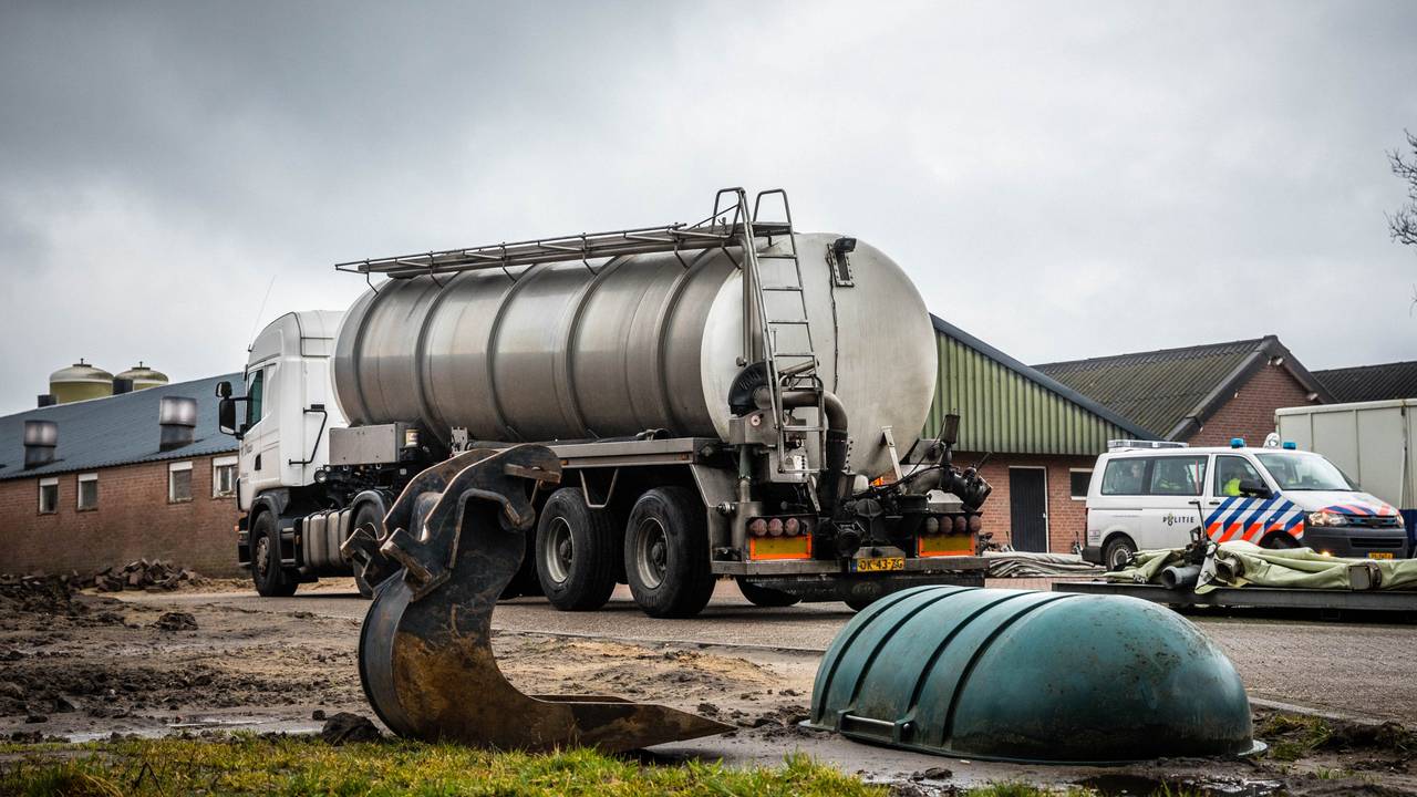 Politie op het terein van mestvervoerder W. Daas tijdens een inval in 2018 (foto: ANP).