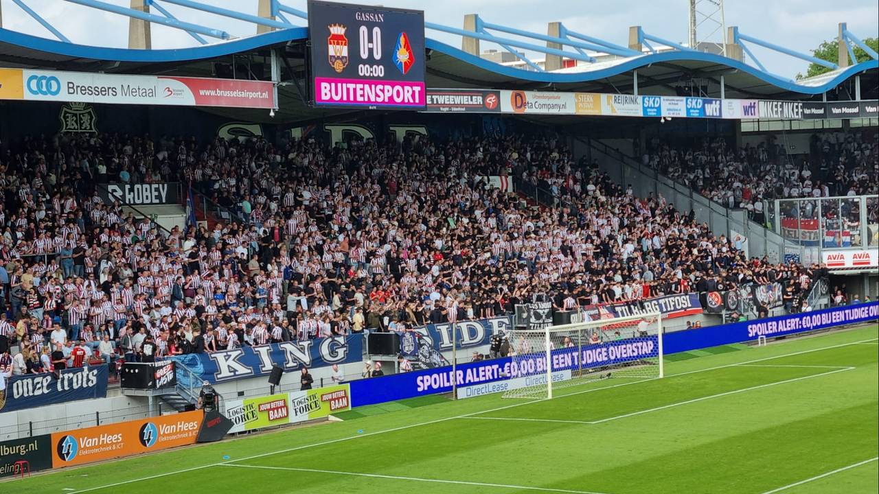 Veel supporters waren al vroeg in het Koning Willem II Stadion. (Foto: Leon Voskamp)