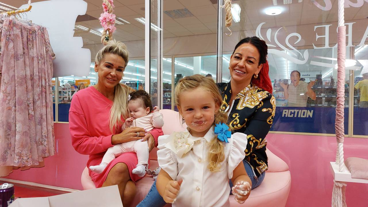 Noëlla (3) beschildert auto met stuc en gaat viral met video