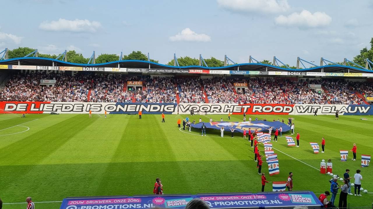 Supporters van Willem II tonen een groot spandoek. (Foto: Leon Voskamp)