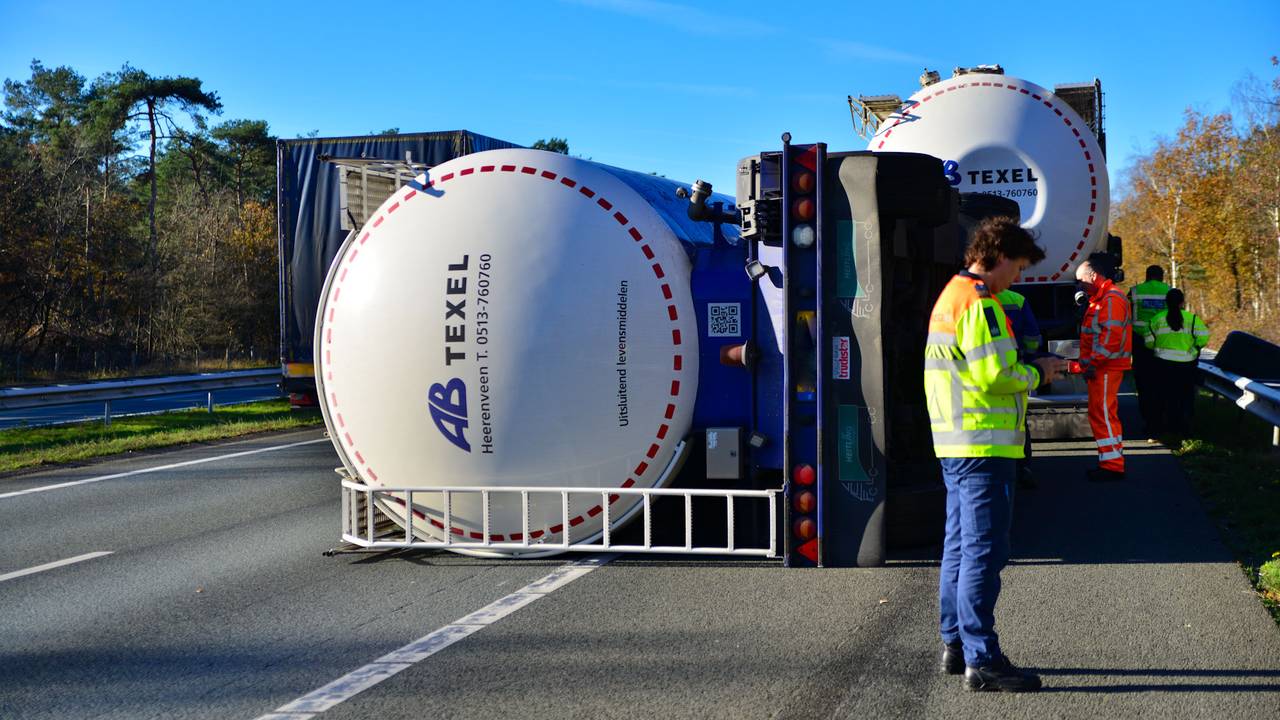 Gekantelde Aanhanger Zorgt Voor Problemen Op De A67 Bij Geldrop ...