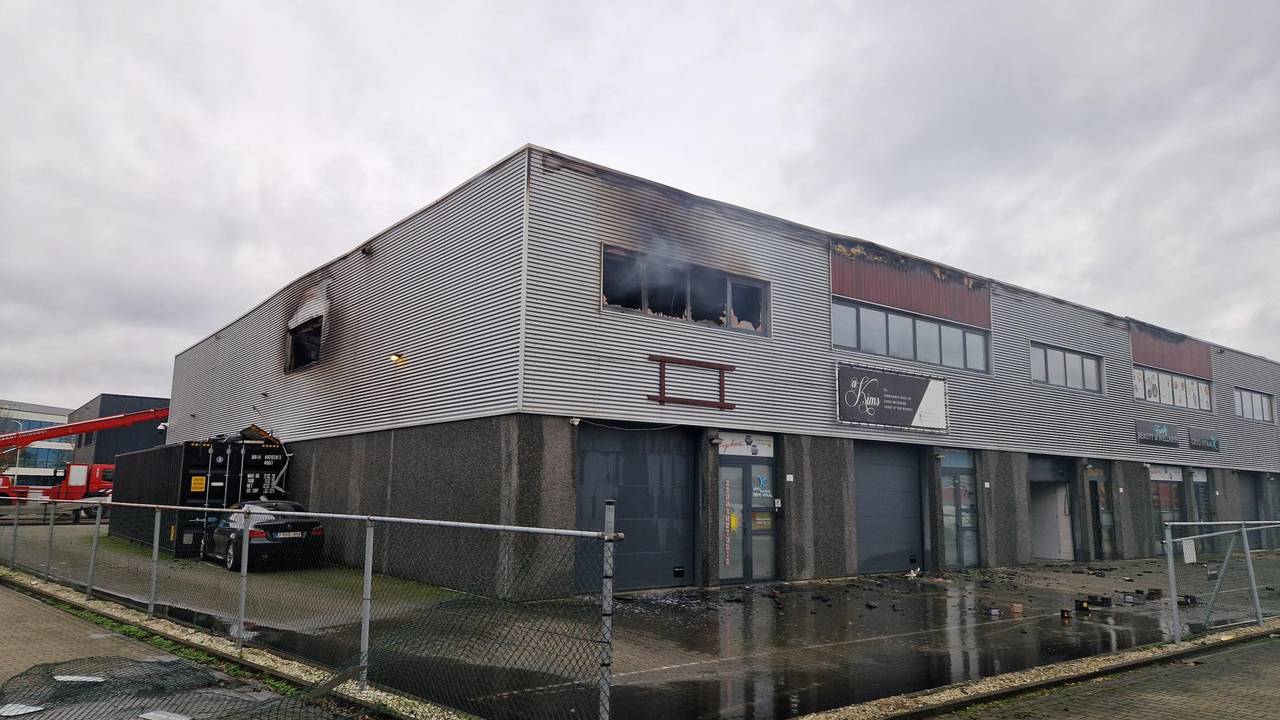 Enkele uren na het uitbreken van de brand kwam er vooral rook uit het pand (foto: Noël van Hooft).