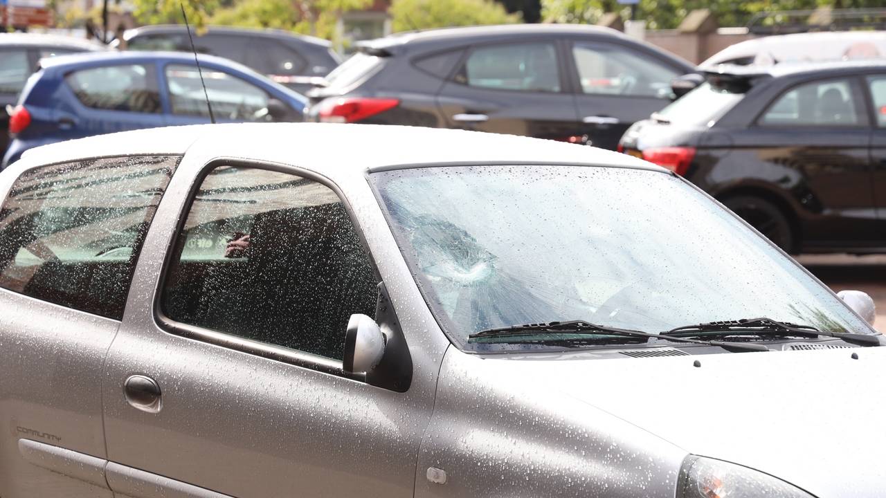 Voetgangster zwaargewond bij botsing met auto in Uden.