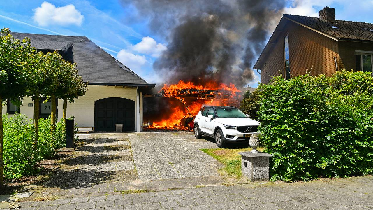 Carport vat vlam na autobrand (Foto: Rico Vogels).