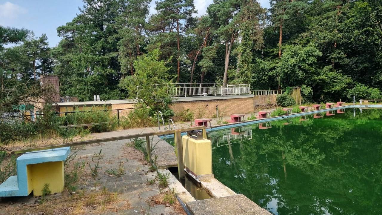 Het verwaarloosde zwembad Het Staalbergven in Oisterwijk (foto: Oisterwijknieuws.nl).