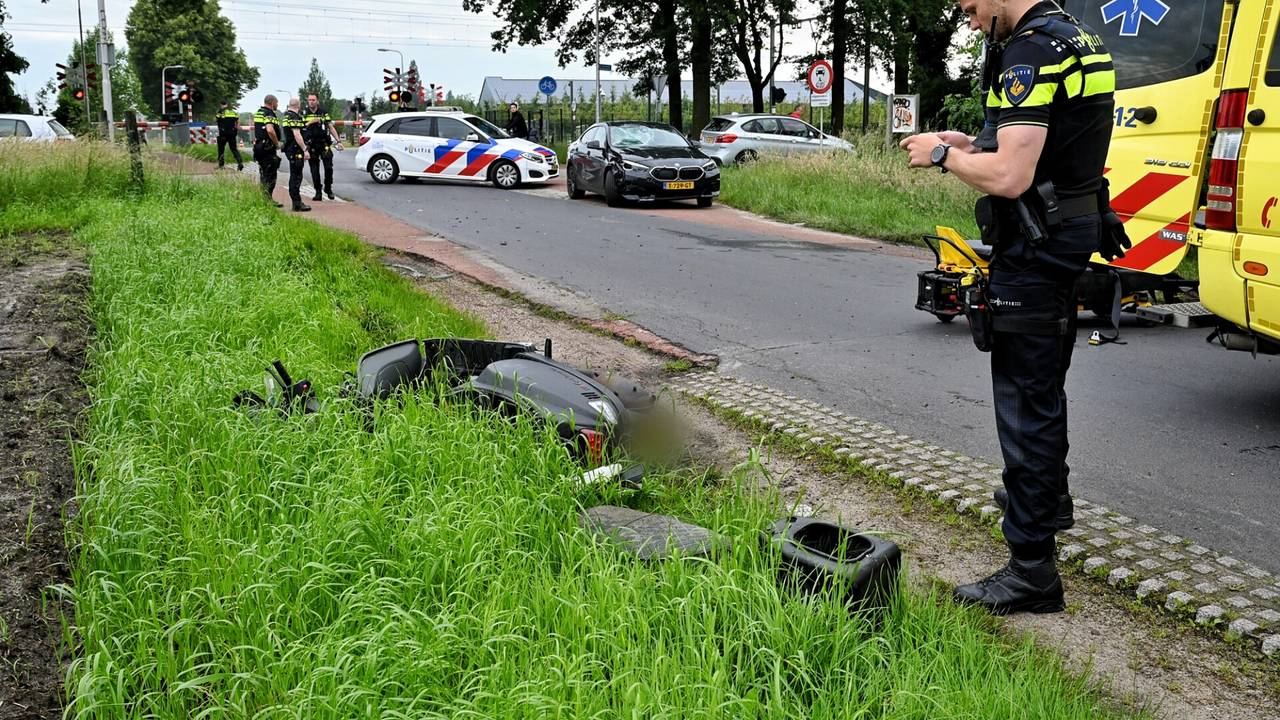 De scooterrijder kwam meters verderop terecht (foto: Toby de Kort/SQ Vision).