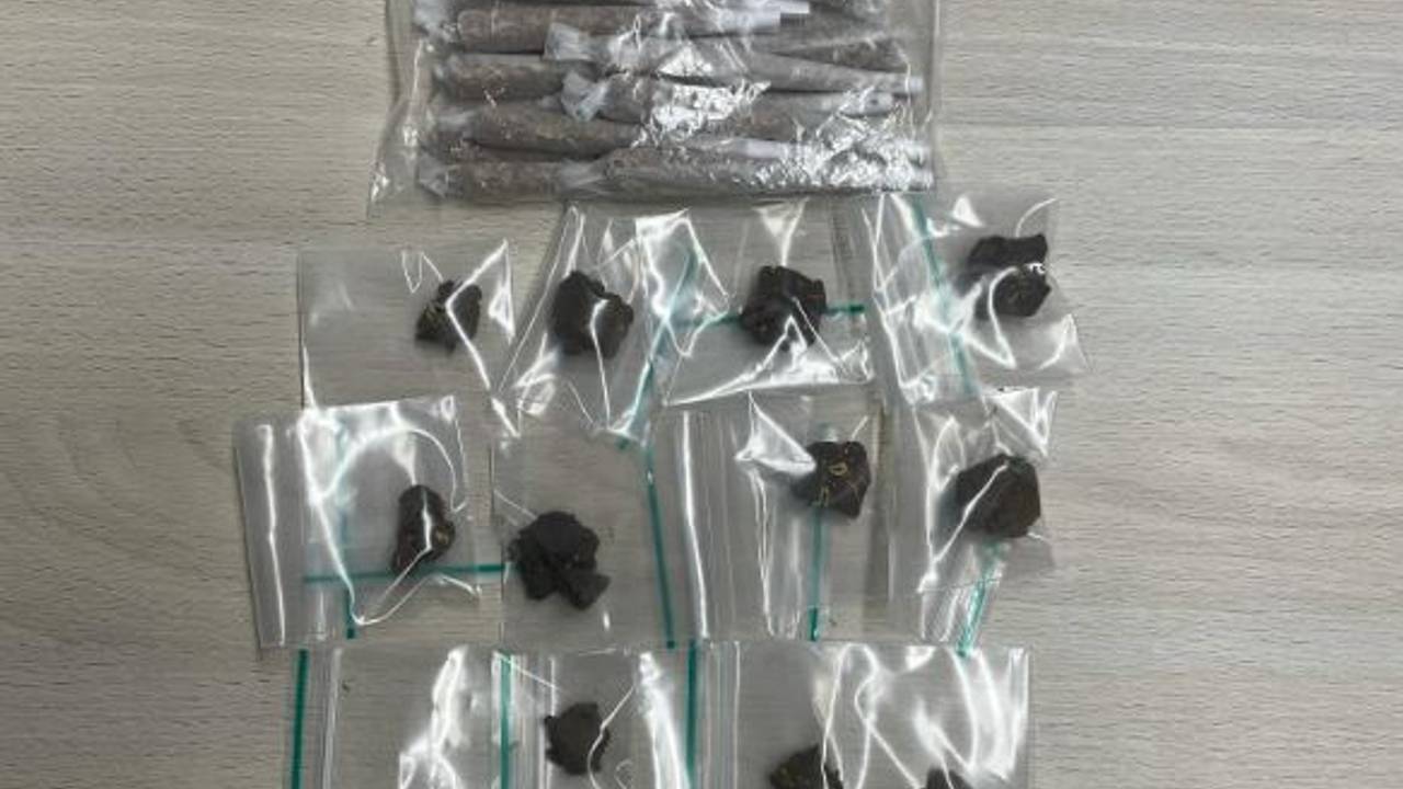 Bij het groepje jeugd op de kermis in Best werd een behoorlijke hoeveelheid softdrugs gevonden (foto: Instagram jeugdagenten Best-Oirschot).