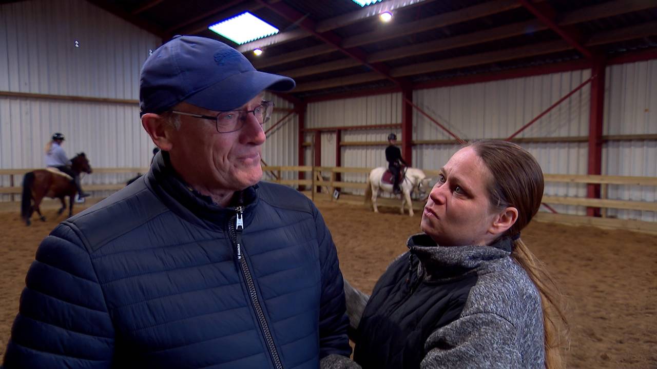 Eigenaar Antoine Verhoeven van de ponyfarm wordt getroost door een vrijwilliger (foto: Rick Leenes).
