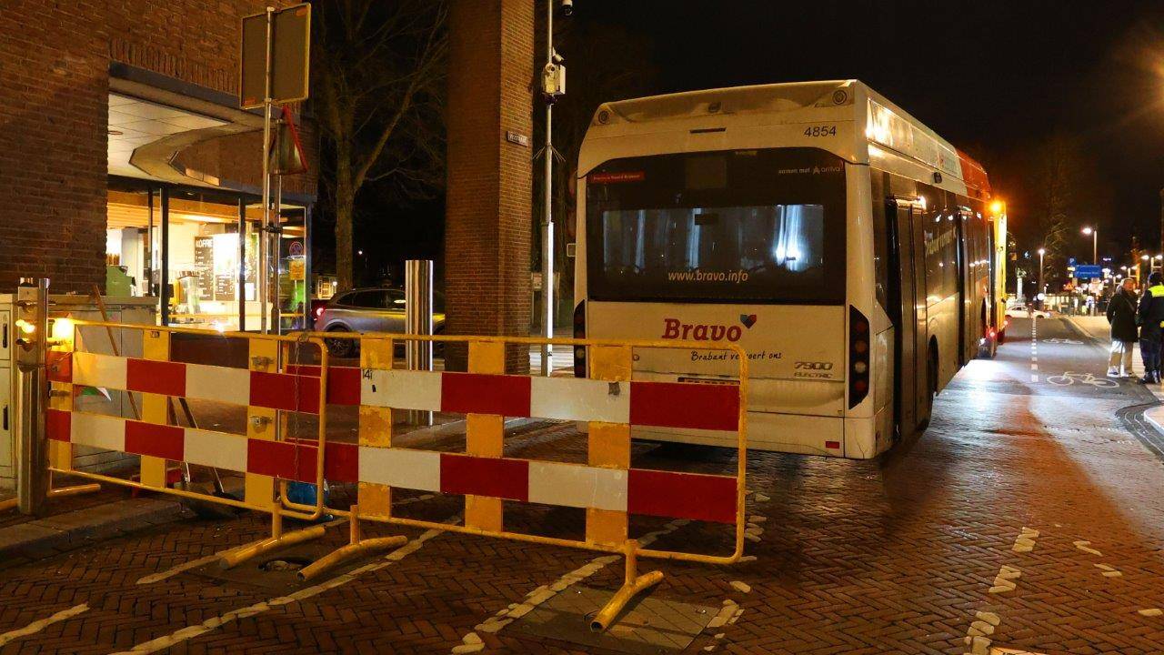 Een bergingsbedrijf heeft de zwaar beschadigde bus meegenomen (foto: Bart Meesters).