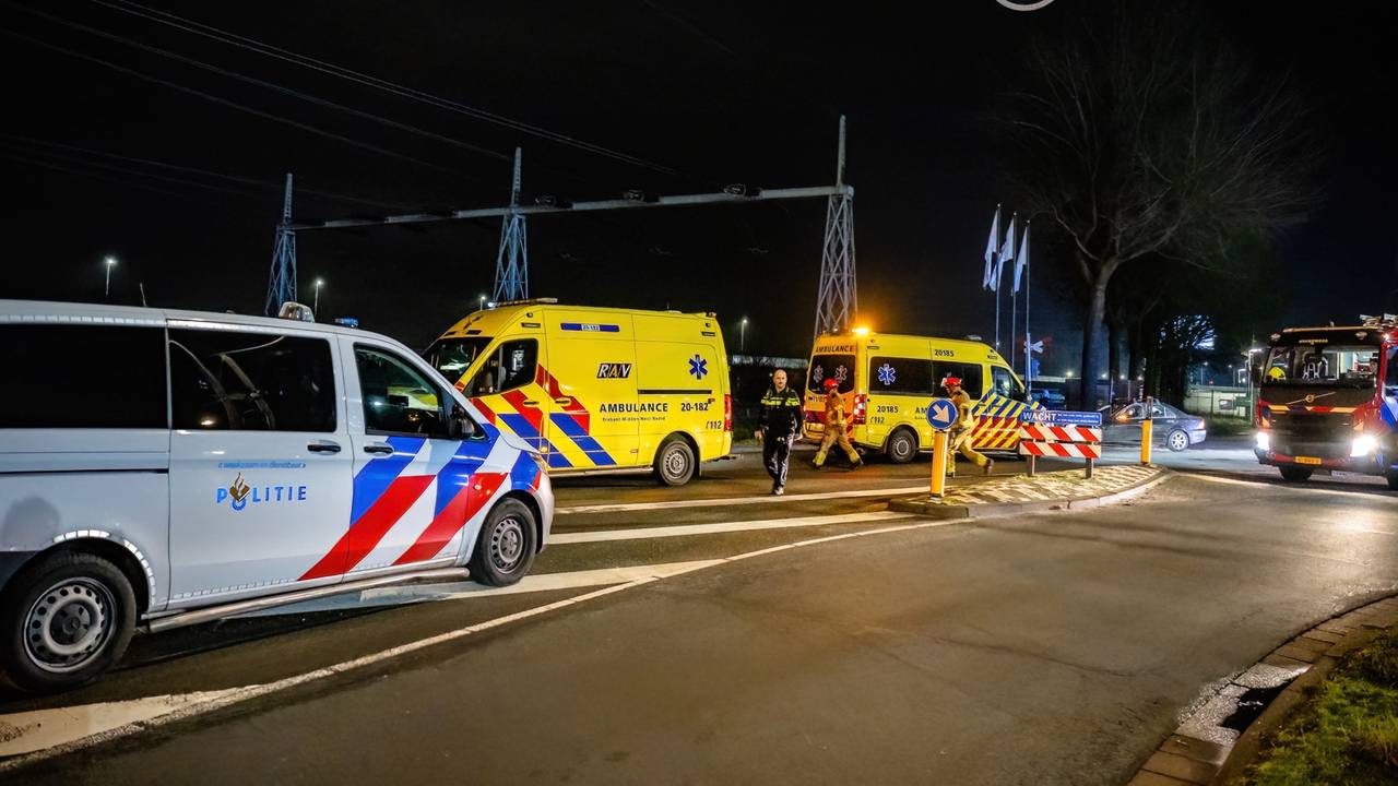 Diverse hulpdiensten kwamen na de crash naar de Jules Verneweg in Tilburg (foto: Jack Brekelmans/SQ Vision).