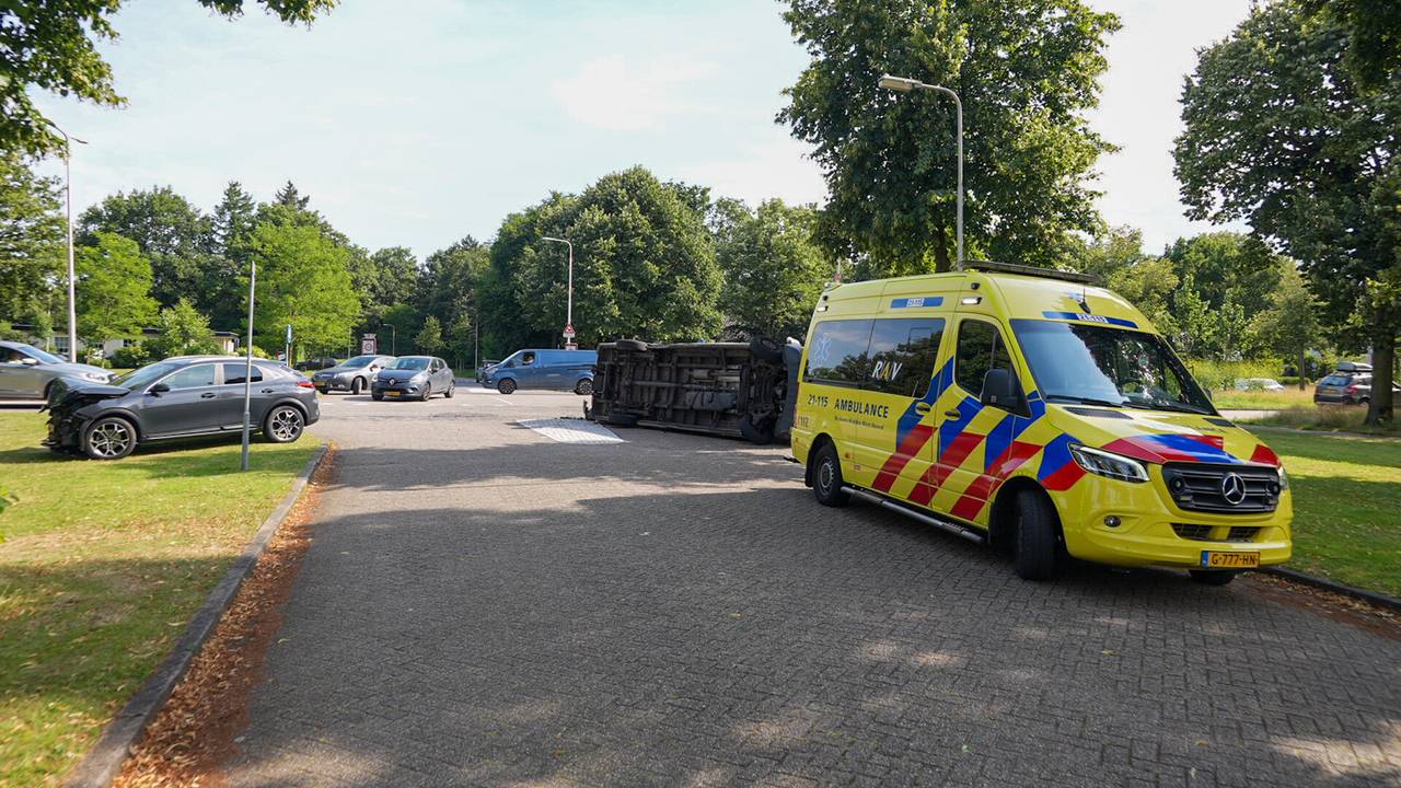 Het kruispunt was na de aanrijding afgesloten (foto: Gabor Heeres/SQ Vision).
