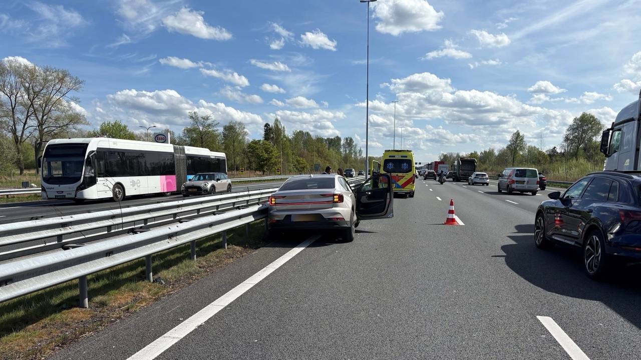 Meerdere autos betrokken bij ongeluk in Norg, één gewonde.