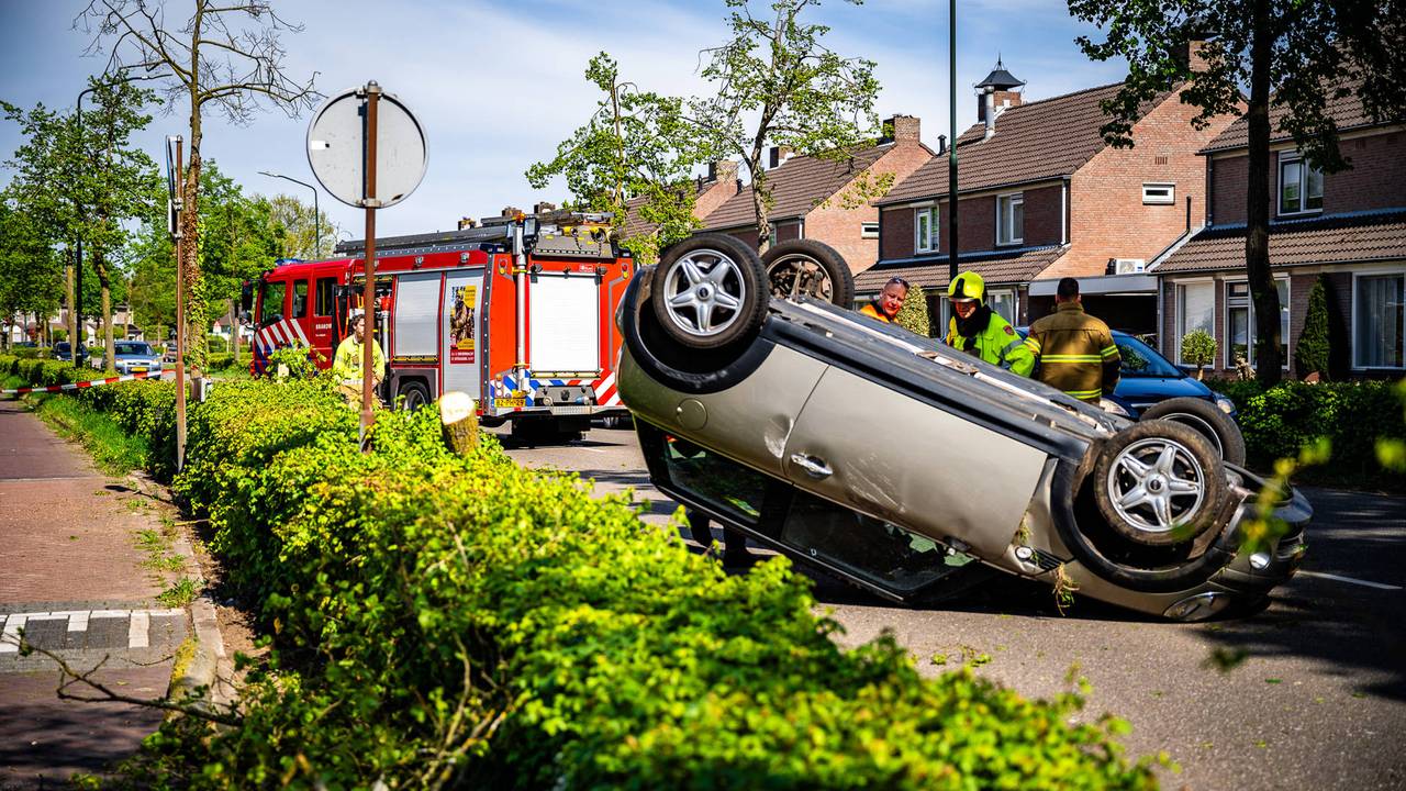 De auto belandde op de kop nadat de bestuurder tegen een boom botste (foto: Lucas Lammers / Persbureau Heitink).
