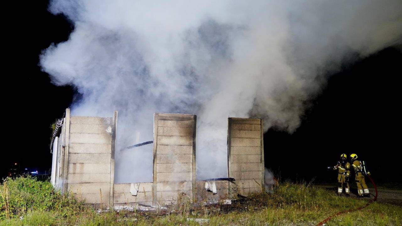 Van de loods in Empel bleef weinig over (foto: Bart Meesters).